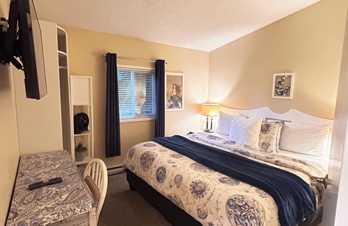 Sooke Hotel | Oceanfront Cottage: Dock, Beach Access, Hot Tub, BBQ & Free Kayaks