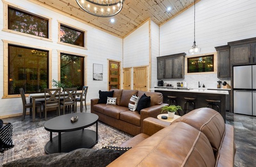 Pickens Cabin | Office Desk, Deck, Hot Tub, Fire Pit, Pets, Lost in Nature