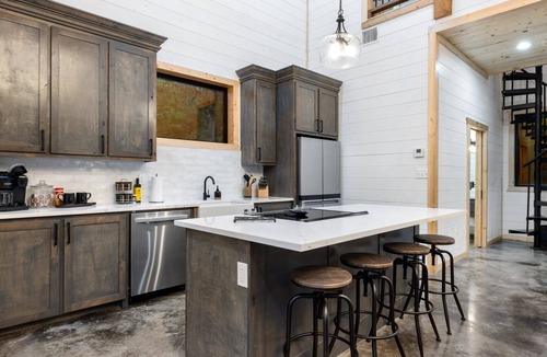 Pickens Cabin | Office Desk, Deck, Hot Tub, Fire Pit, Pets, Lost in Nature
