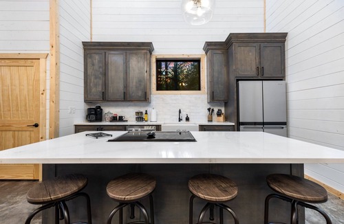 Pickens Cabin | Office Desk, Deck, Hot Tub, Fire Pit, Pets, Lost in Nature