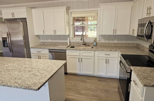 Dothan House | Open floor-plan - Large Covered Patio - Kitchen Island - 5 beds