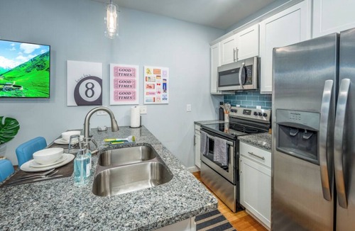 Over-the-Rhine Apartment | OTR by TQL+Smart TVs+King Bed+Wifi+Sleeps 3+1st Fl