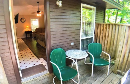 Eureka Springs Cabin | Ozark Spring Cabin 02 Cliff Side-King Bed, Spa Tub