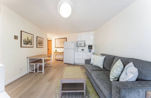Downtown Honolulu Condo | 🌺 Pacific Skyline Hideout | Ocean & Harbor Views + Free Parking