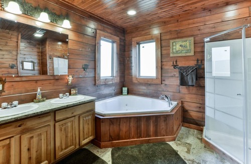 Branson Cedars Cabin | Paddle Over to Canoe Crossing | 3 Bed, 3 Bath
