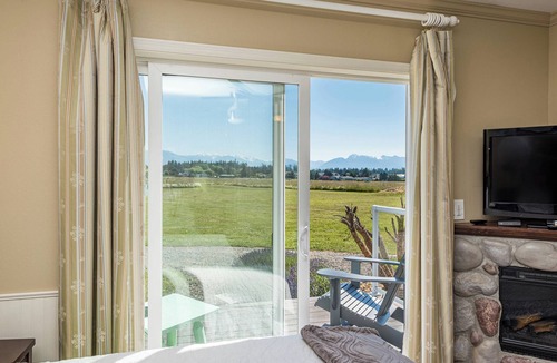 Sequim Hotel | Panoramic Mountain views from your King room