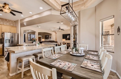 Adobe Hills House | Paradise Palms! Spacious 6-bedroom house with 3 en-suites.