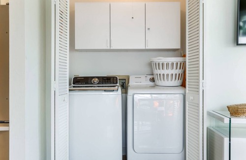 Park Shore Condo | Park Shore Upscale modern condo West of 41, patio w/grill & covered parking