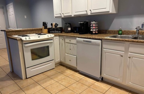 Franklin Apartment | Peaceful 2 bed with in unit washer/dryer