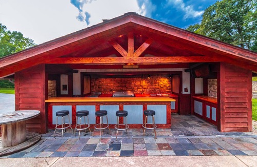 Peebles House | Peaceful 8 Bedroom 5 Bath w/patio bar-grill, swimming pond No Extra Fees