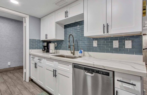 Lake Biltmore Village Condo | Penthouse suite two bed, kingsize beds, updated, heated pool & spa
