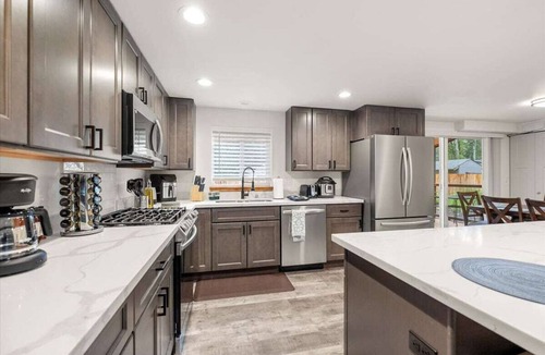 Paradise Estates Cabin | Perch - Spacious Modern Cabin w/Hot Tub, BBQ & Cali- King-Sized Bed | Pet-Friendly