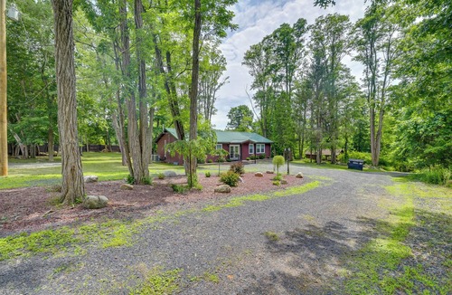 Cresco Cottage | Pet-friendly Group Getaway 12 Mi to Camelback Mtn!