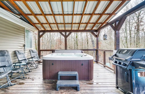 Broken Bow Cottage | Pet-friendly Home w/Deck in Broken Bow!