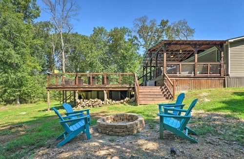 Broken Bow Cottage | Pet-friendly Home w/Deck in Broken Bow!
