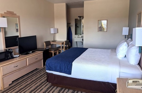 St. Michaels Hotel | Pet-Friendly King Room near Navajo Arts & Crafts Market 3.5mi | Free Breakfast