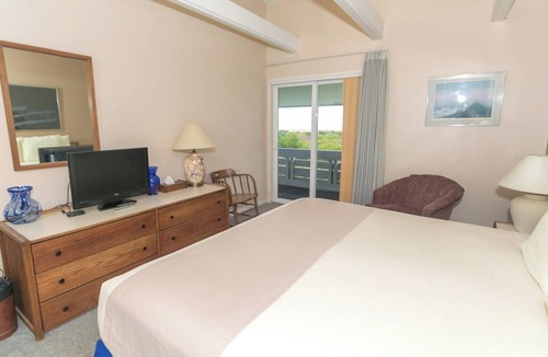 Ocean Shores Apartment | Pet-Friendly Ocean Retreat – Fireplace, Pool & Direct Beach Access