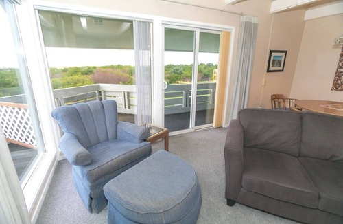 Ocean Shores Apartment | Pet-Friendly Ocean Retreat – Fireplace, Pool & Direct Beach Access