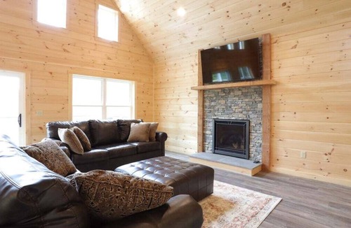 Thornton House | Pet Friendly Private Home near WV and Loon!