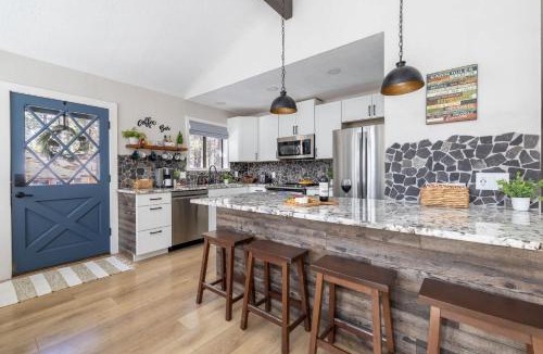 Kachina Village House | Pine Cone Cabin Flagstaff 3BR 2BA