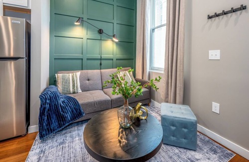 Over-the-Rhine Apartment | Prime OTR+2 Lux Queen Beds+Sleeps 5ppl+Steps to Free Light Rail+Wifi+Smart TVs