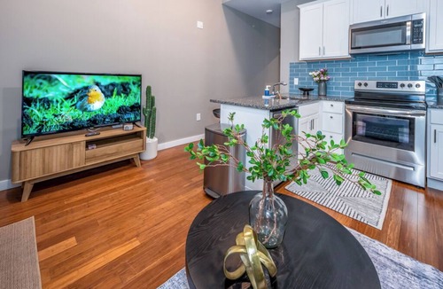 Over-the-Rhine Apartment | Prime OTR+2 Lux Queen Beds+Sleeps 5ppl+Steps to Free Light Rail+Wifi+Smart TVs