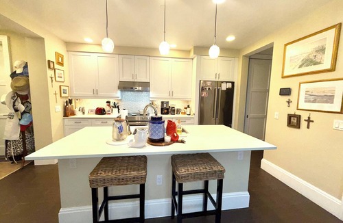 Redevelopment Area Condo | Pristine 2-bed condo +den w/daybed, a block to 5th Ave. Olde Naples. Naples Sq.