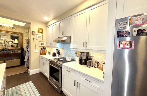 Redevelopment Area Condo | Pristine 2-bed condo +den w/daybed, a block to 5th Ave. Olde Naples. Naples Sq.