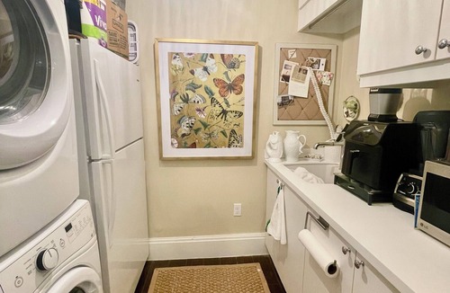 Redevelopment Area Condo | Pristine 2-bed condo +den w/daybed, a block to 5th Ave. Olde Naples. Naples Sq.