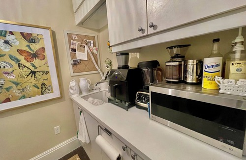 Redevelopment Area Condo | Pristine 2-bed condo +den w/daybed, a block to 5th Ave. Olde Naples. Naples Sq.