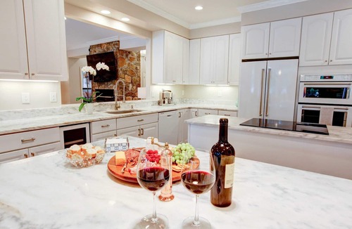 Bowling Green House | Private Beach +Dock + New Elegant Swim Spa, Spacious 6BR/5BA 20 Mins from CLT