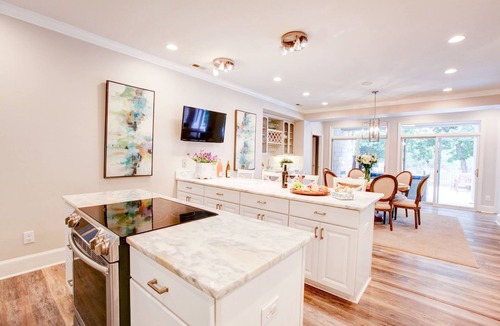 Bowling Green House | Private Beach +Dock + New Elegant Swim Spa, Spacious 6BR/5BA 20 Mins from CLT