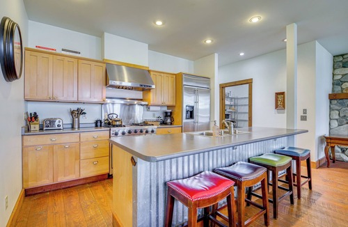 Eastsound House | Private Beach & Hot Tub: Eastsound Waterfront Gem