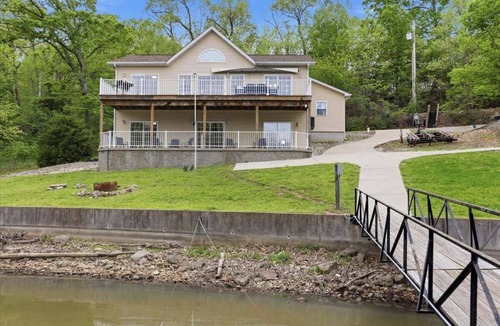 Climax Springs House | Private Cove Dock, PWC Lifts, Huge Deck & Family Fun