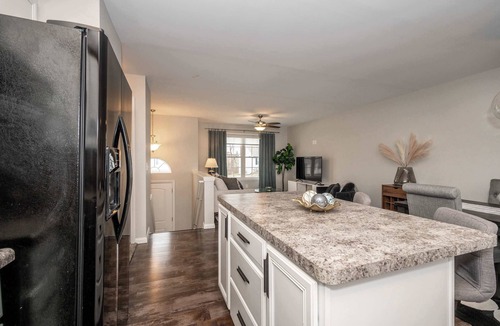 Walton House | Private Pool + Sunset Views Near Ark Sleeps 10