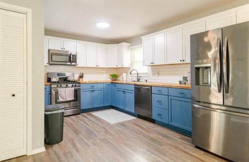 Royal Manor House | Private Ranch- Entire Home - Hot Tub - Pets & Kids Welcome - King Bed - Fenced Backyard - Free WiFi