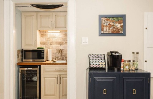 Roselawn Finance House | Private Top Floor 4BR Suite at Marion Hall Mansion