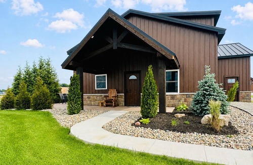 Spencerville House | Providence Rustic Retreat-Couples Getaway!
