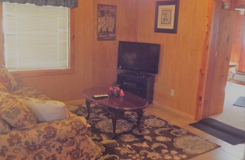 Greer Cabin | QUAINT COZY CABIN near East Fork, weekly and monthly rates, king bed, fireplace