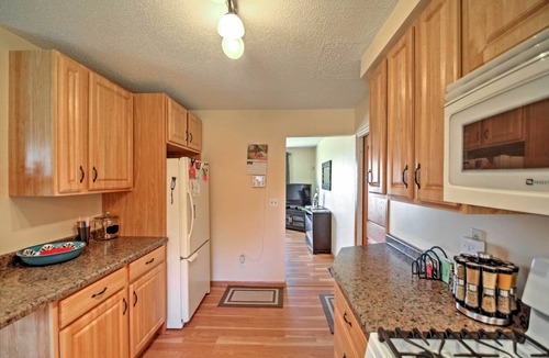 Kenwood Cottage | Quaint Duluth Hideaway w/Private Fenced-in Yard!