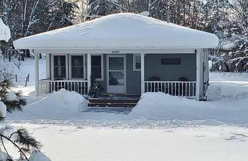 McGregor Cabin | Quaint Year Round Cabin with Access to Lake Minnewawa.