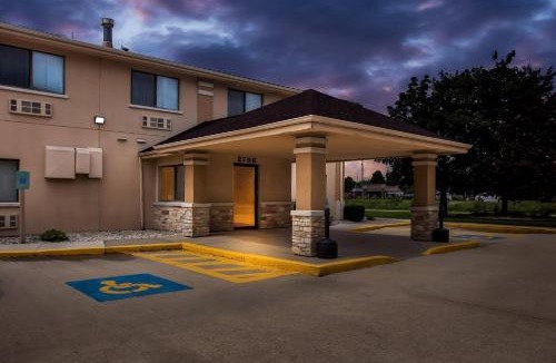 Beloit Hotel | Quality Inn Beloit