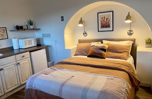 Moab Cabin | Queen, river view, disc golf, kayaks, ATV, wildlife, hiking, beach, pet friendly
