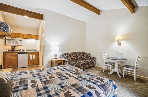 West Bridgewater Hotel | Queen Studio on the 2nd floor with outdoor heated pool 207