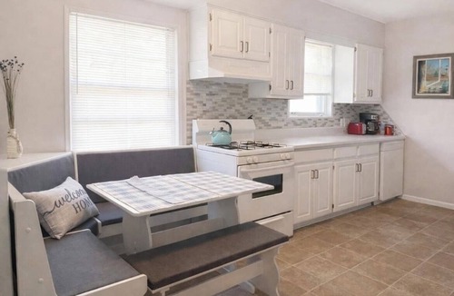 Hot Springs Cottage | Quintessential cottage walking distance to Oaklawn and minutes from downtown