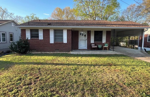 Hot Springs Cottage | Quintessential cottage walking distance to Oaklawn and minutes from downtown