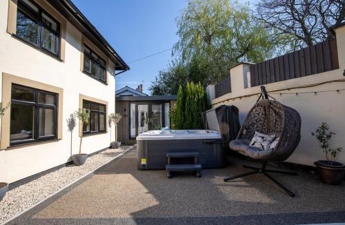 Aughton House | Rainbow Cottage Spacious Detached Home, Hot Tub, Sleeps 7