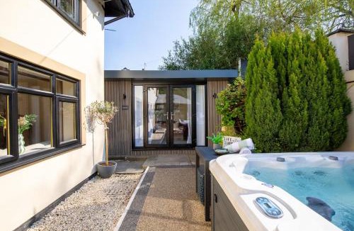 Aughton House | Rainbow Cottage Spacious Detached Home, Hot Tub, Sleeps 7