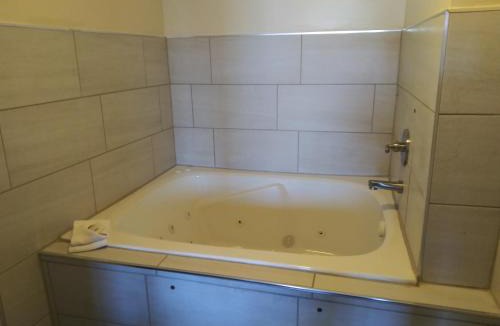 Wayne Hotel | Red Apple Inn
