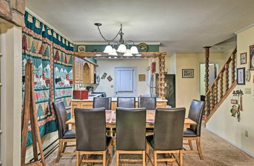 Red River House | Red River Townhome with Balcony & Mtn Views!